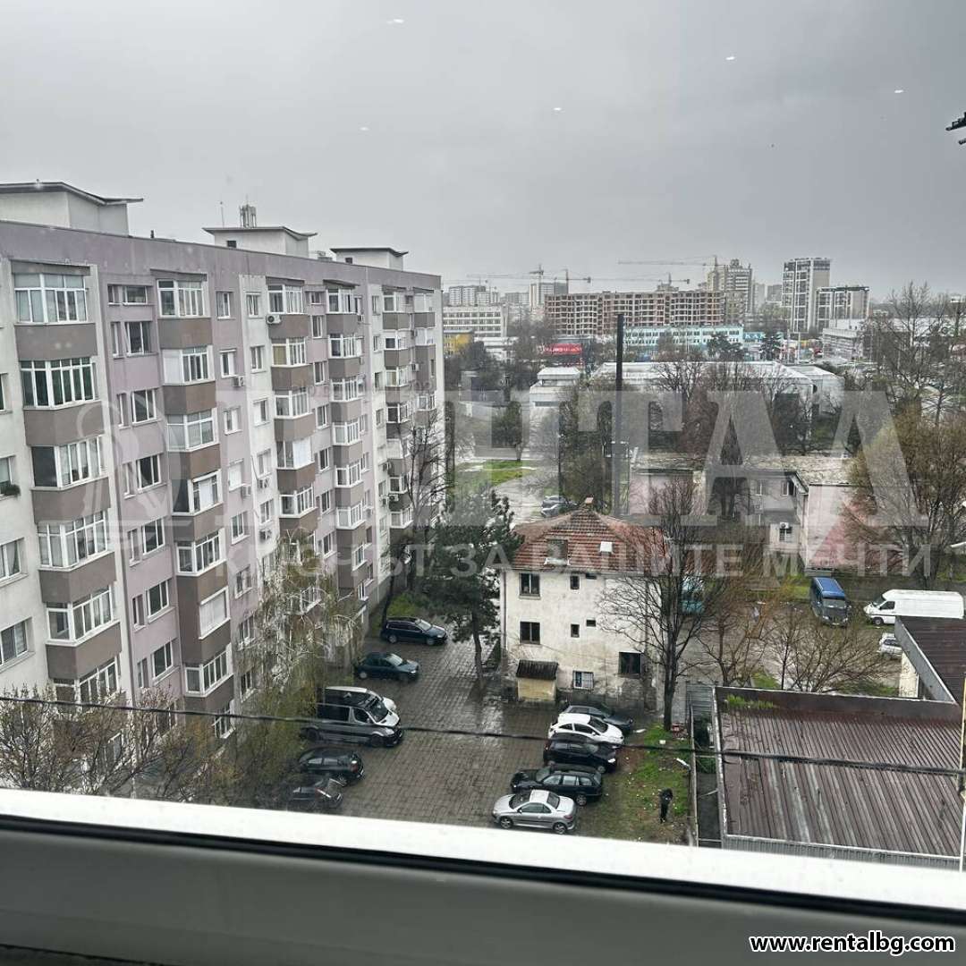 Просторен апартамент в Център 1 11