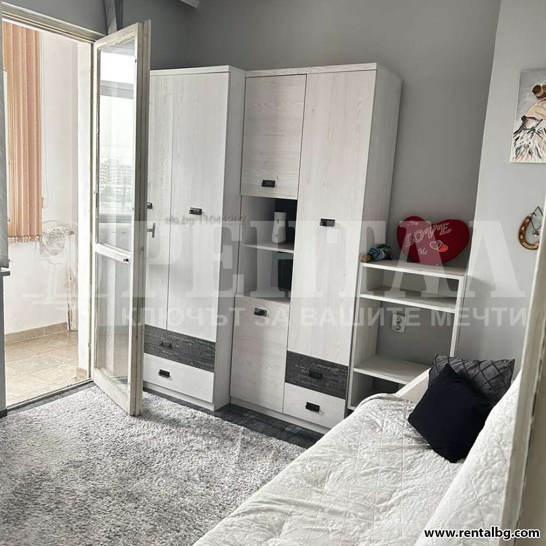 Просторен апартамент в Център 1 12