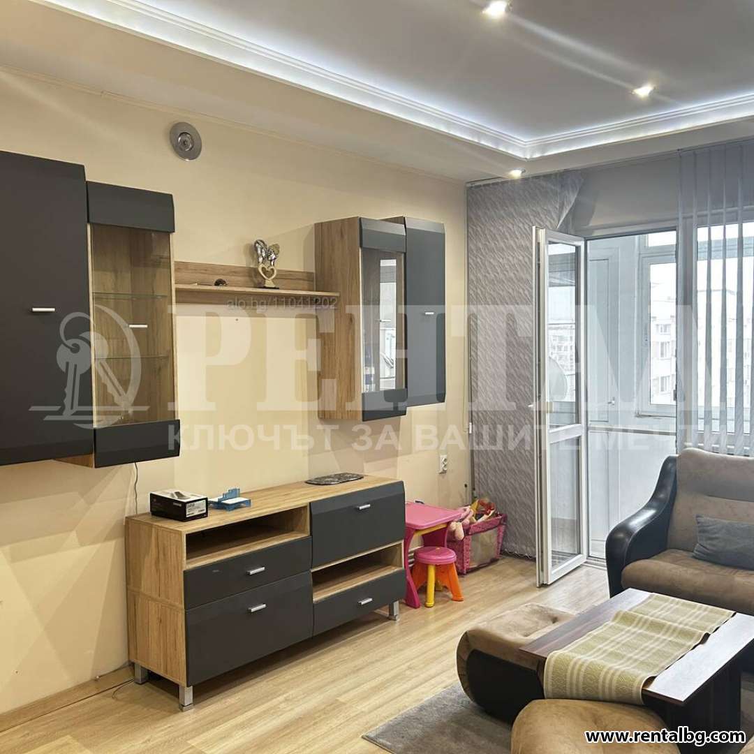 Просторен апартамент в Център 1 2