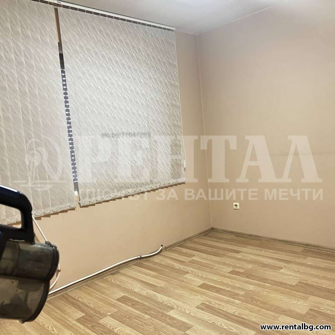 Просторен апартамент в Център 1 3