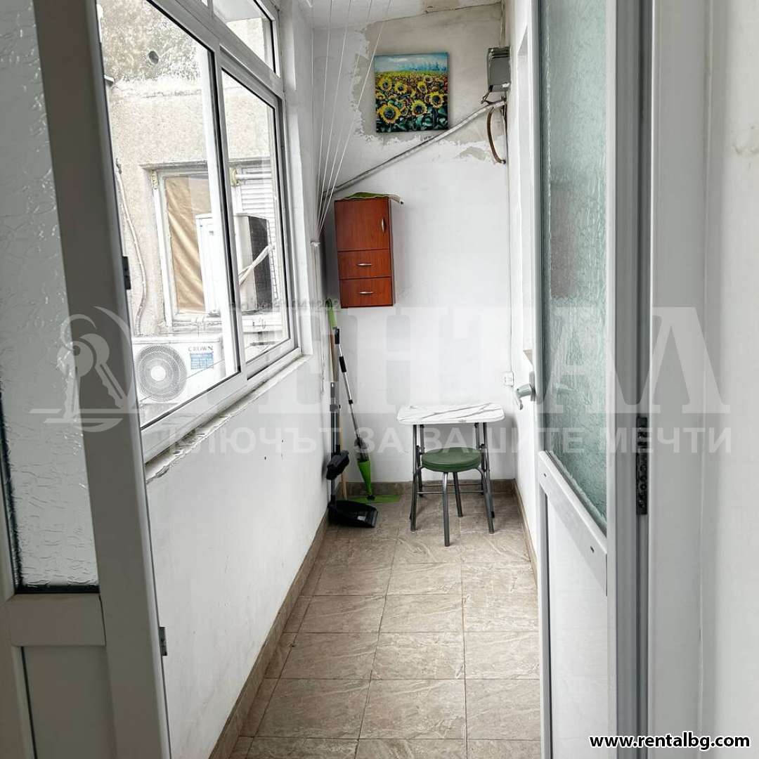 Просторен апартамент в Център 1 7