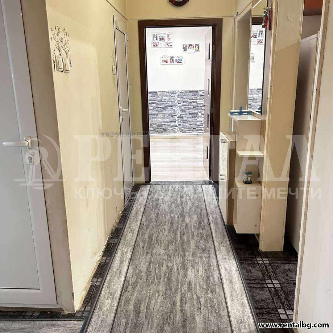 Просторен апартамент в Център 1 8