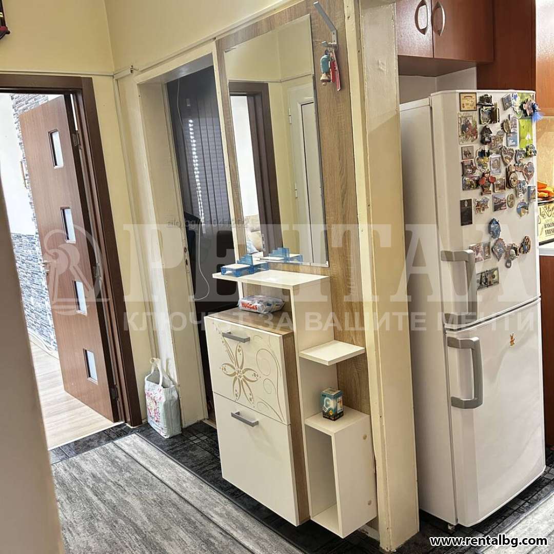 Просторен апартамент в Център 1 9